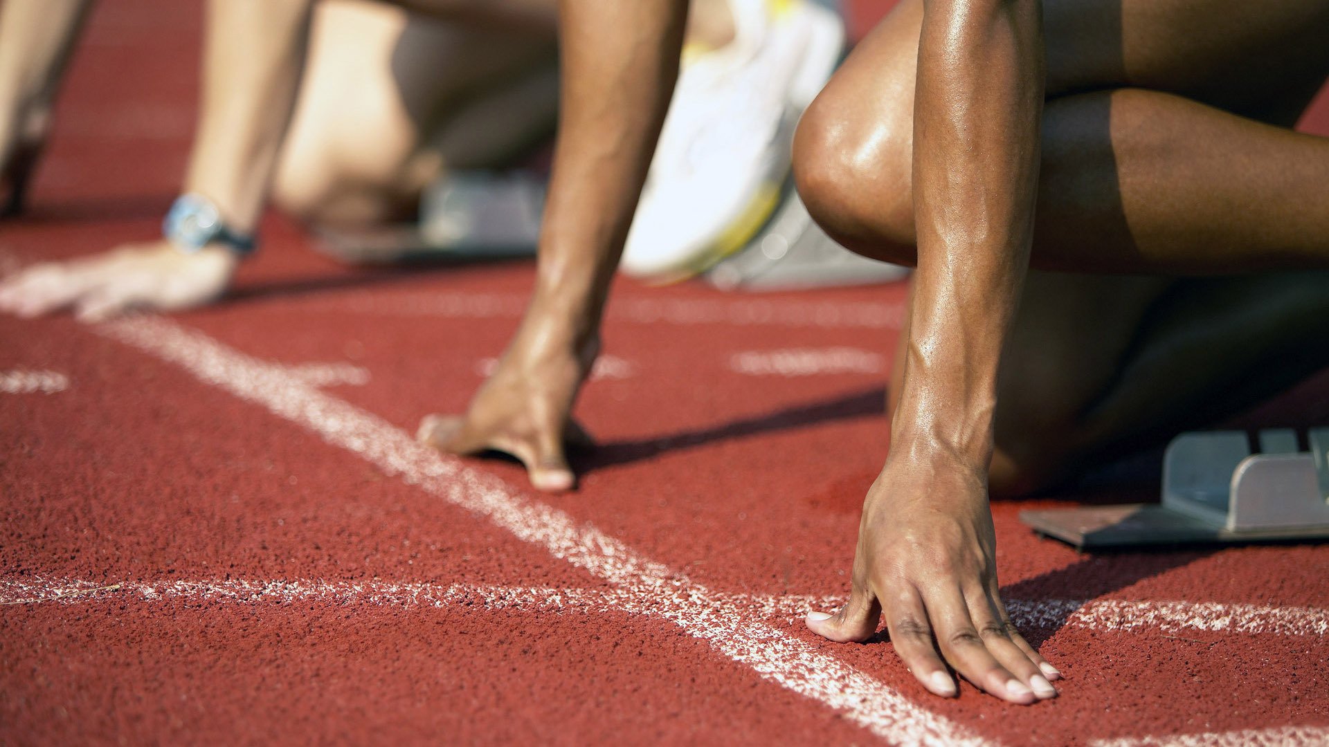 引擎轰鸣之夜，法比尼奥如何成为F1新赛季揭幕战的绝对焦点