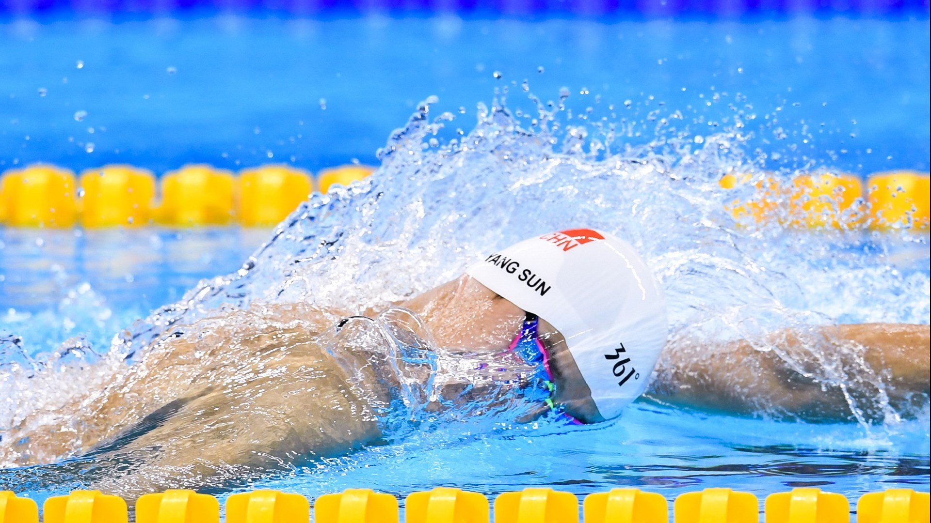 一个具有唯一性思考的标题，往往需要打破表面的输赢叙事，在强烈的对比中找到独到的情感张力